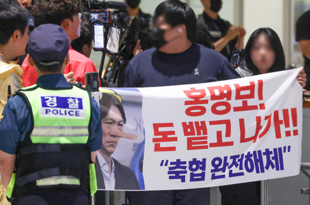 외신도 인정한 한국 최악의 월드컵! 선수끼리 몸싸움→손흥민 탈구 부상 재언급..식중독 질문부터 문체부 감사까지