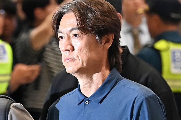 “홍명보, 나가!” 홍명보 감독 향한 분노 폭발 귀국 현장..정몽규 회장 향해선 '이물질' 투척