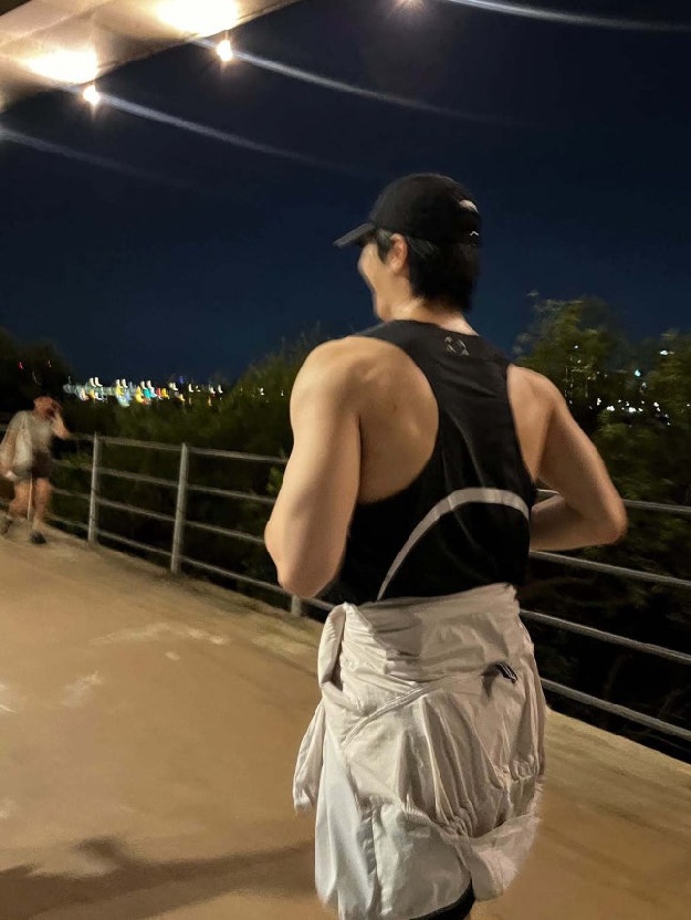 위하준, 이두·삼두 근육 펌핑 제대로네..지창욱도 놀란 피지컬