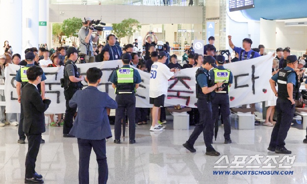 홍명보 살해 협박 vs 손흥민 박수 격려...'선택적 야유' 외신도 의아한 귀국길