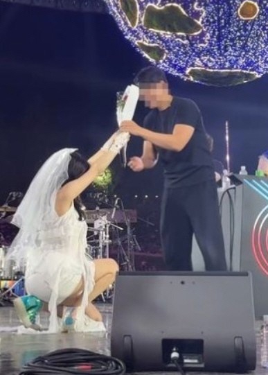 류화영, ♥예비신랑에 무릎 꿇고 '역프러포즈'…“자기야, 결혼해줘서 고마워”