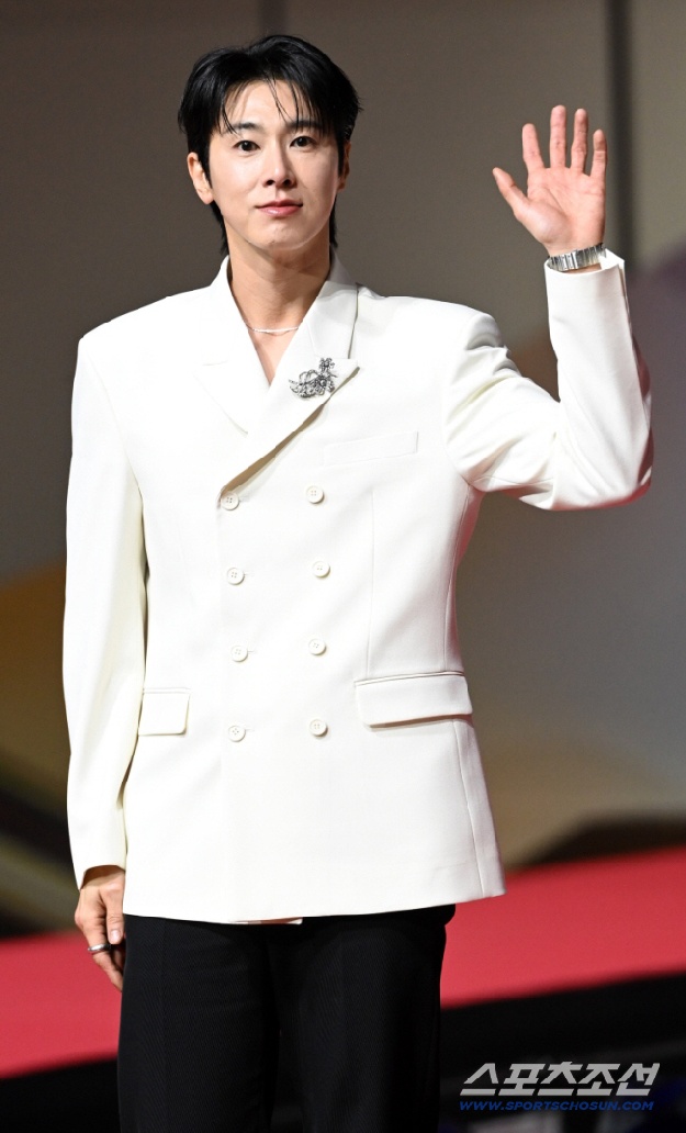유노윤호, '개표소 봉쇄' 직격탄...콘서트 10일 앞두고 '긴급 장소 이동'