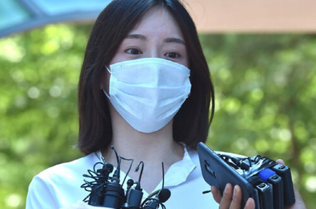 '마약 혐의' 황하나, 1심서 벌금형 석방..얼굴을 감싸 쥔 채 눈물 펑펑