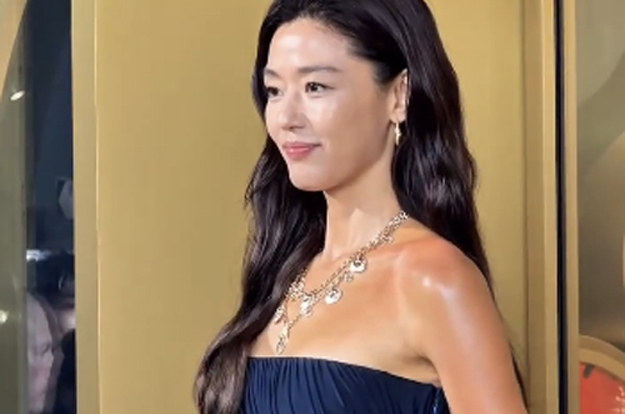 전지현, 선명하게 보이는 비키니 라인..홍콩 들썩이게 한 '파격 구릿빛' 자태