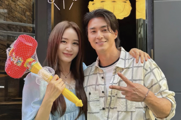 56세 김혜수, 이 사진은 20대 같네..머리스타일 하나로 분위기 대반전