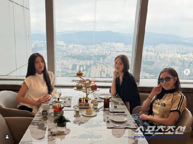 원걸 유빈, 시그니엘 79층서 통 크게 쐈다…채리나·아유미와 '공주놀이'