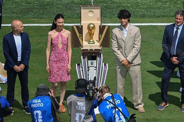 정호연이 왜 거기서 나와..월드컵 결승전 한가운데 우승 트로피 깜짝 공개