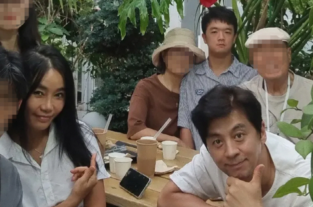 '6살 연상♥' 권오중, 발달장애 子와 가족사진 “함께라 감사하고 행복”