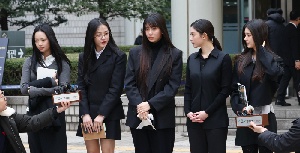 [이슈] 뉴진스vs어도어, 전속계약 전쟁 2차전 “독자활동 1회당 10억씩”