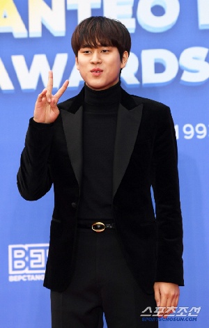[이슈] 이무진에 “그만해라” 공연 중단 논란…사과문 2번 썼지만, 소속사 '강경 대응'