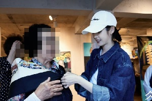 [이슈] 아이유, 약속 지켰다…'폭싹' 제주 할망에 직접 명품 선물