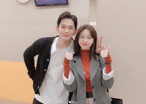 [이슈] '결혼' 방민아, 6년 전 ♥온주완 뮤지컬도 응원했다…달달한 과거 투샷 포착