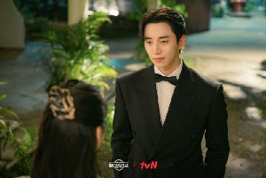 [줌人] “꾀죄죄한데 예뻐, 점점 더 청순해져”…이준호, 새로운 '유죄 인간'