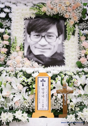 [이슈] “한국영화 생애를 함께해 온 '국민배우'”..故안성기에 금관문화훈장 추서