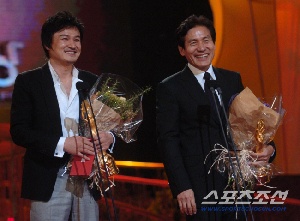 [이슈] '영원한 콤비' 박중훈, 故안성기 비보에 한달음 “이 슬픔 마음 표현할 길 없어”