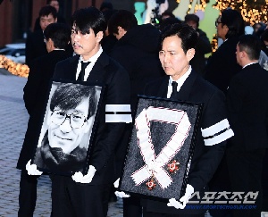 [이슈] 정우성·이정재, 故안성기 영정과 훈장 들고…감출 수 없는 애통함