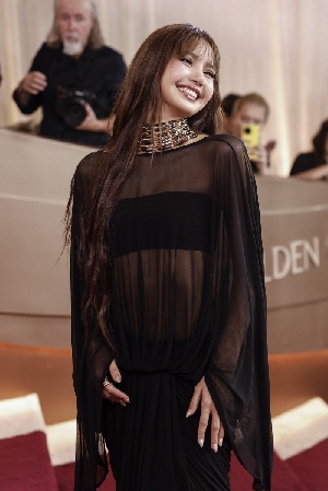 [이슈] 블랙핑크 리사, 존재감이 미쳤다..美골든글로브 시상자로 레드카펫 등판