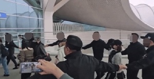 공항서 '강강술래'라니..하츠투하츠, 과잉 경호 논란 “대통령도 이렇게 안 해” [SC이슈]