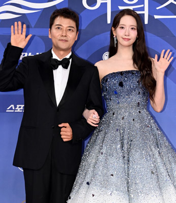 윤아, '꽈당' 사고에도 여전한 '융프로디테' 드레스 자태