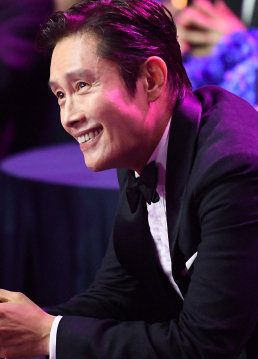 역시 '월드★' 품격…이병헌, 트로피보다 더 빛난 존재감