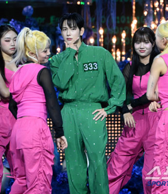 공약 지킨 임시완→최백호 향한 기립…청룡 물들인 '역대급 축하공연'